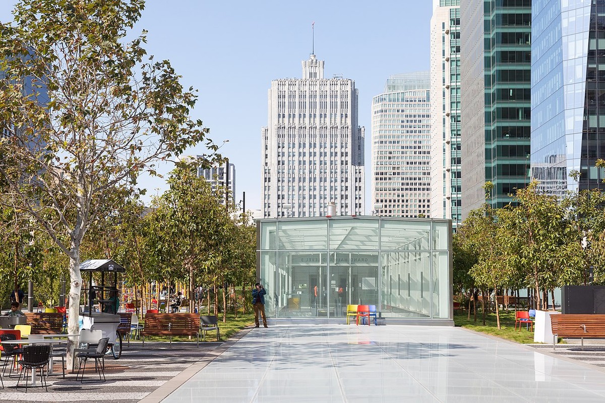 1280px-Transbay_Transit_Center,_on_the_day_after_the_opening-7123.jpg